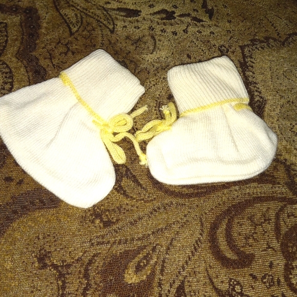 ❤ FINAL REDUCTION Sweater and Booties - Picture 3 of 3